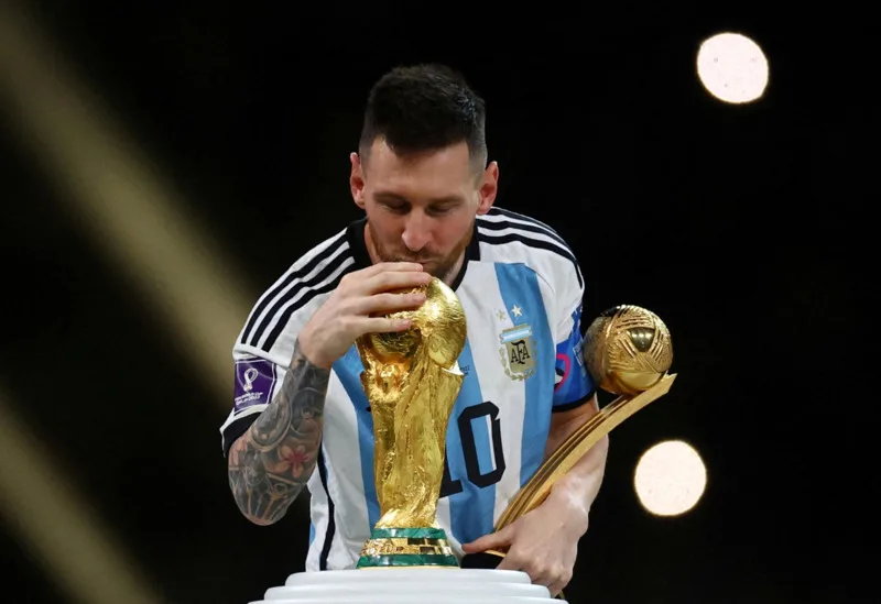 Lionel Messi hoàn thiện di sản World Cup khi vừa nâng cúp vô địch vừa nhận Golden Ball lần thứ hai.