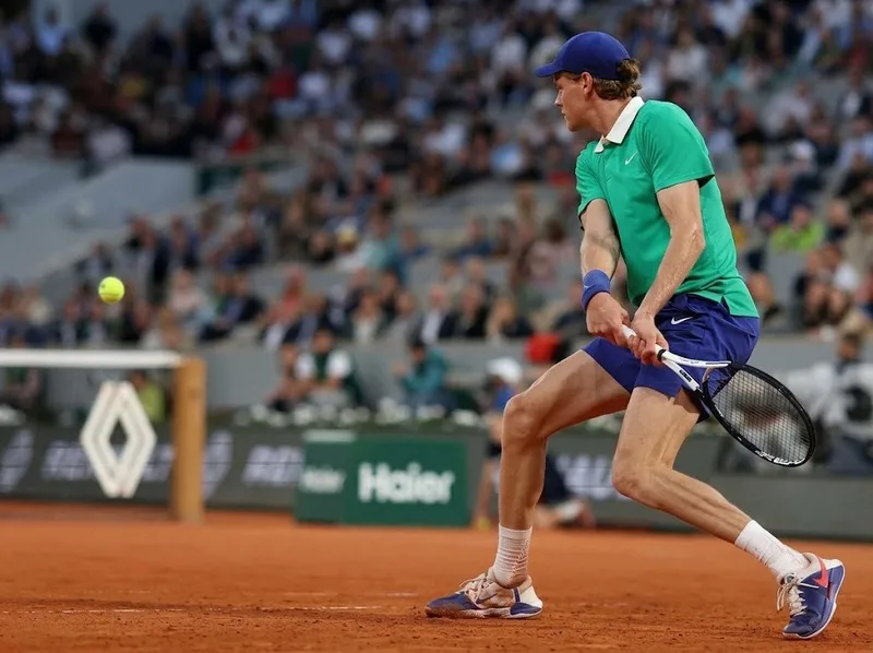 Backhand hai tay cùng khả năng đổi hướng chính xác là vũ khí quan trọng trong lối chơi của Sinner.