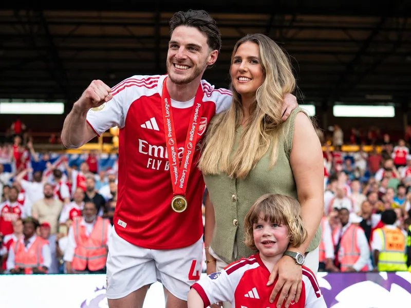 Lauren Fryer và Declan Rice xây dựng cuộc sống gia đình bên con trai Jude, sinh năm 2022 và đôi khi xuất hiện cùng cha mẹ trên sân.