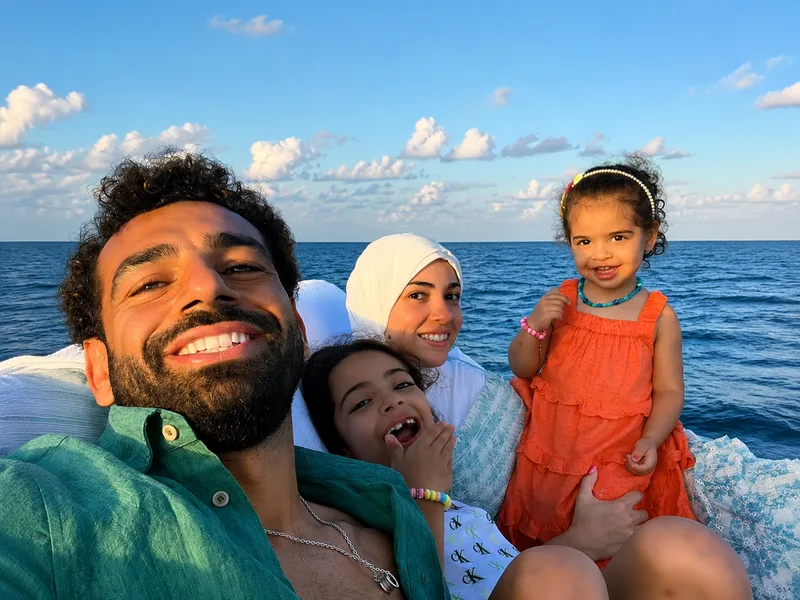 Những khoảnh khắc bên gia đình cho thấy Mohamed Salah luôn dành sự quan tâm cho vai trò người chồng và người cha.